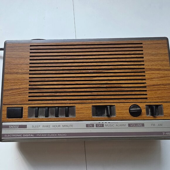 Vintage 80’s General Electric 7-4624A FM/AM Electronic Digital Alarm Clock Radio - Picture 3 of 6